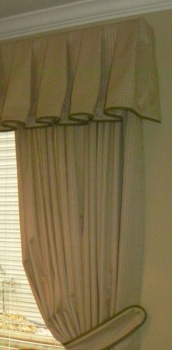 Bell valance with drapery panel