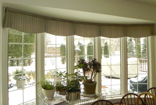Box pleat curved valance in bay window